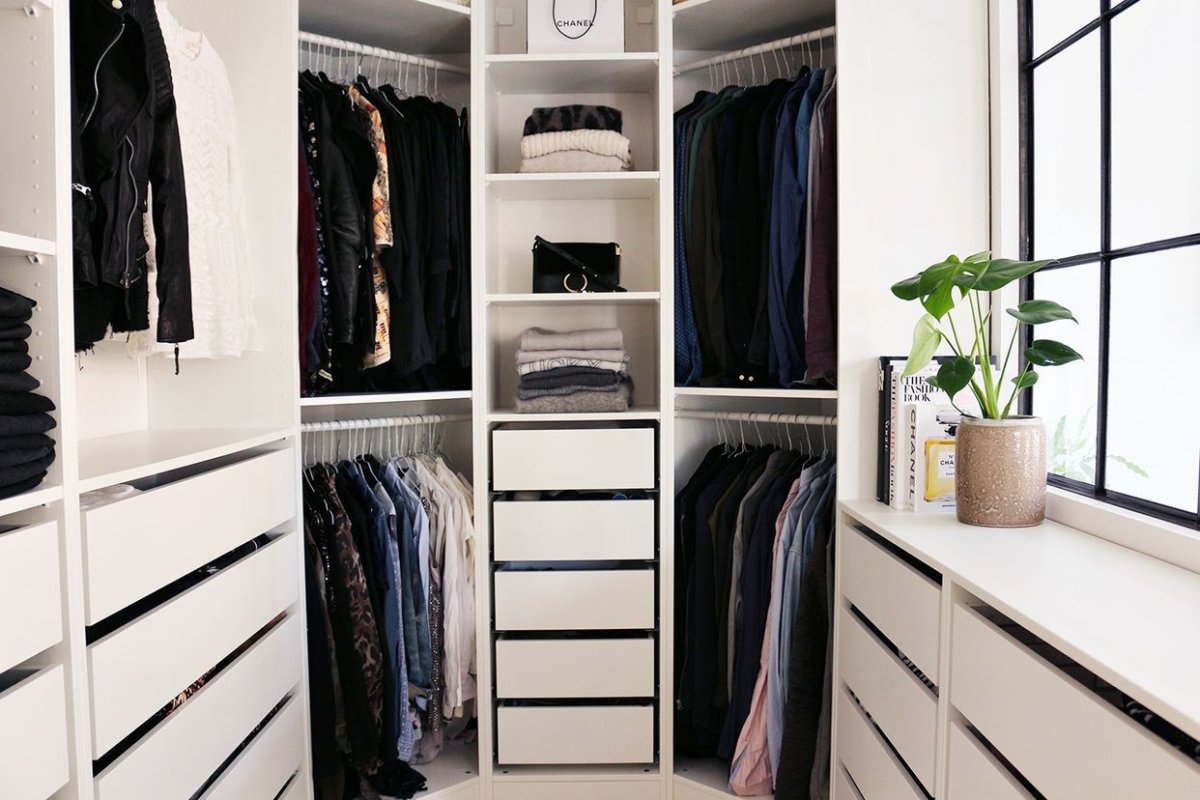 Узкие шкафы ПАКС В спальне