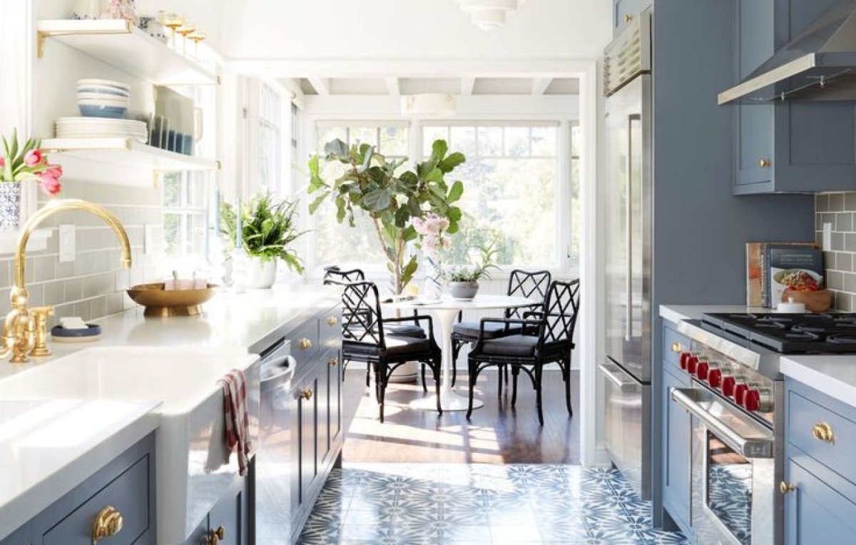 Параллельная планировка кухни с обеденной зоной