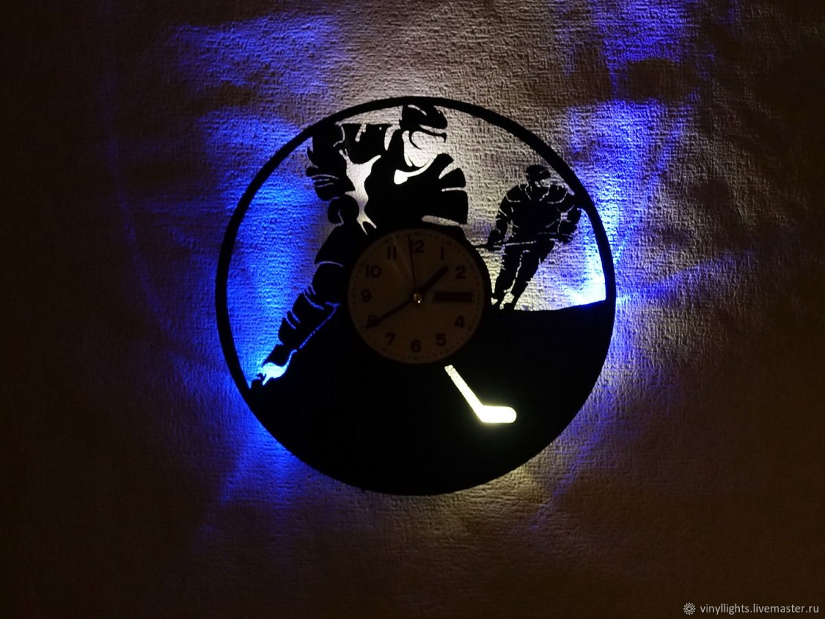 Настенные часы под стеклом