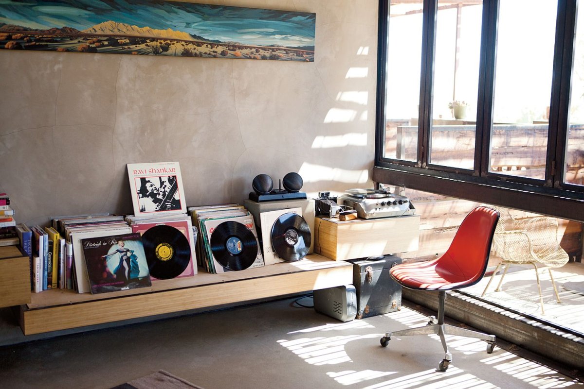 Виниловые пластинки на стене