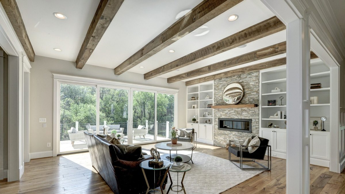 Потолок с балками в каркасном доме