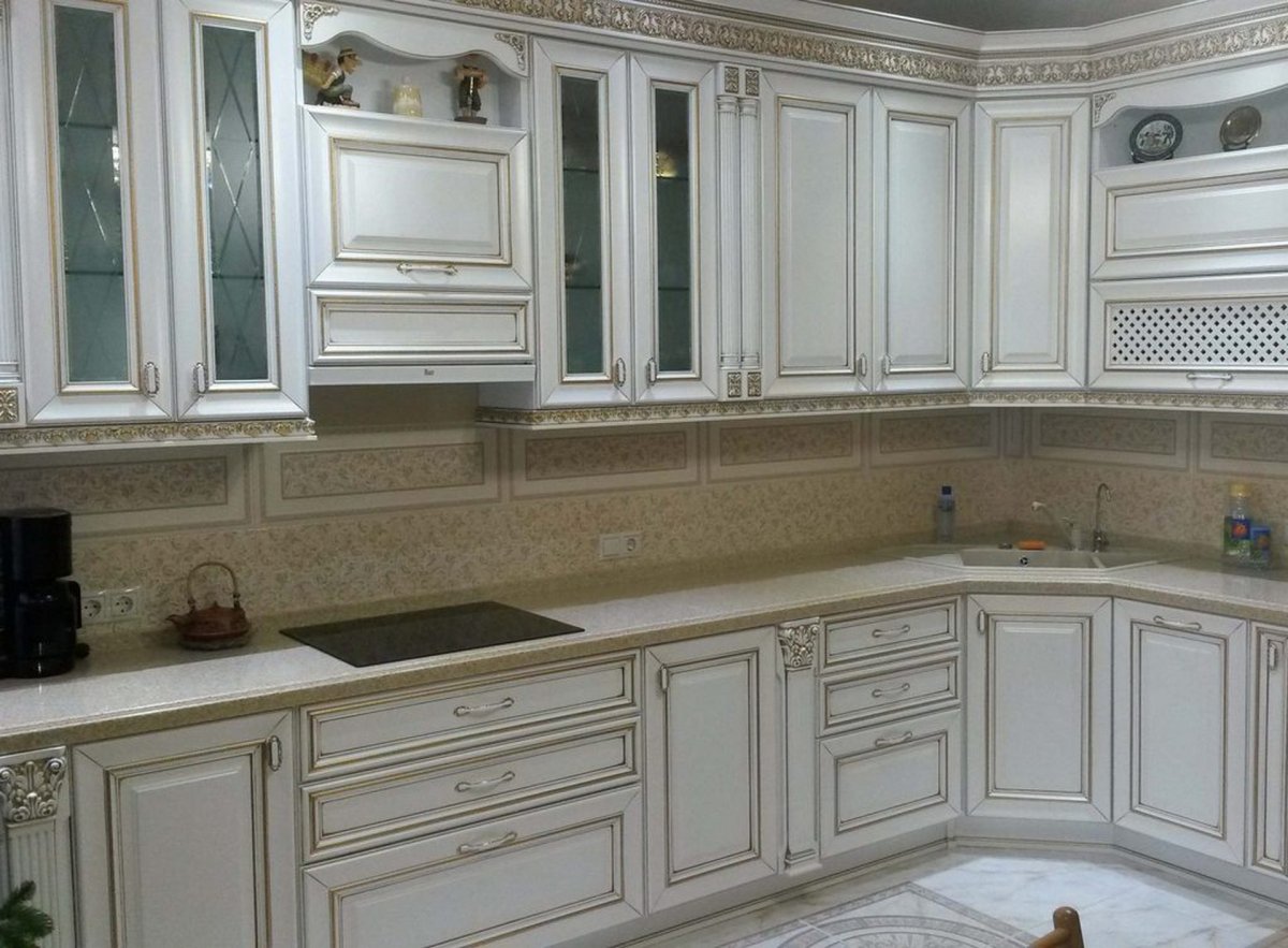 Кухня белый ясень с патиной серебро п44