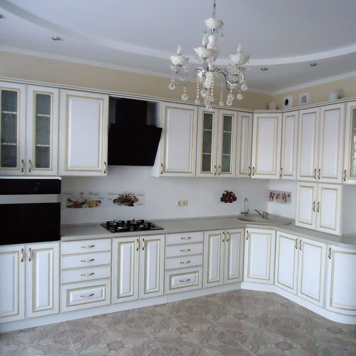 Классическая белая кухня с серебряным холодильником