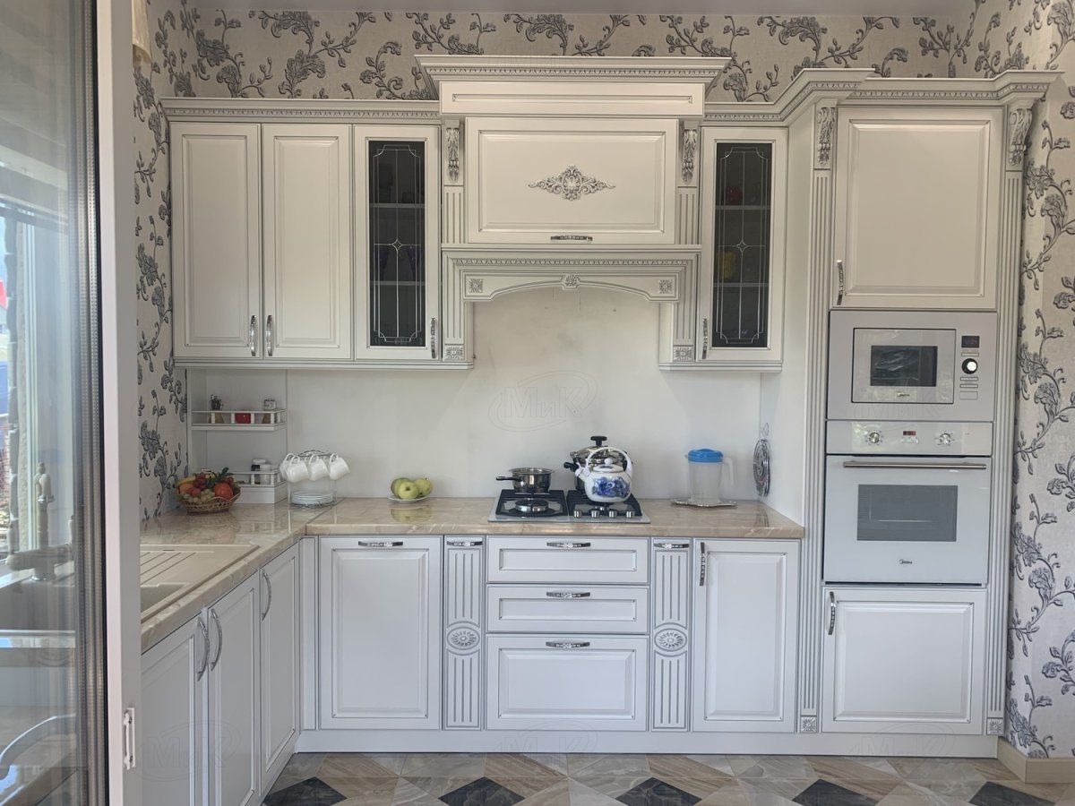 Кухни светлые классика с патиной с вензелями