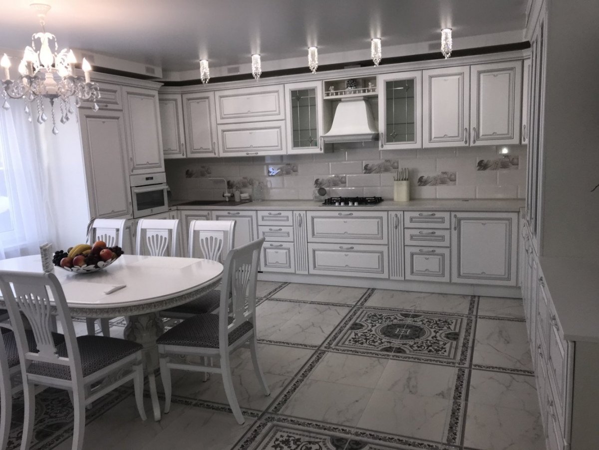 Кухня белая классика с золотой патиной фабрика Бор