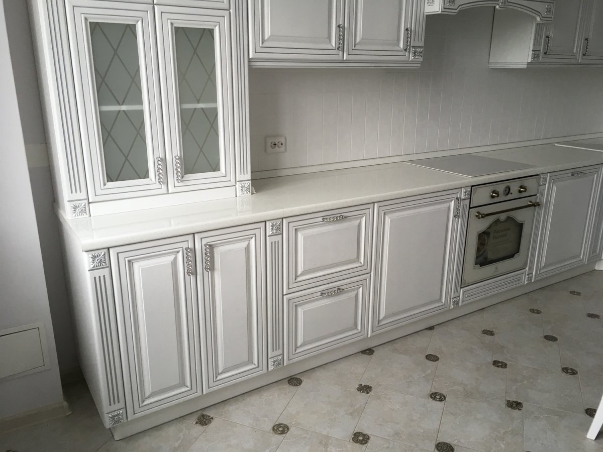 Кухня белая с патиной серебро