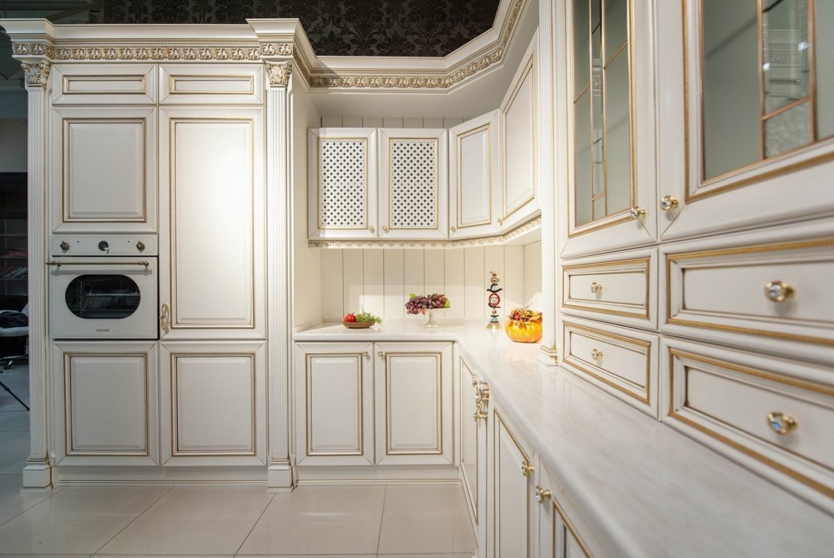 Кухня белая эмаль патина серебро