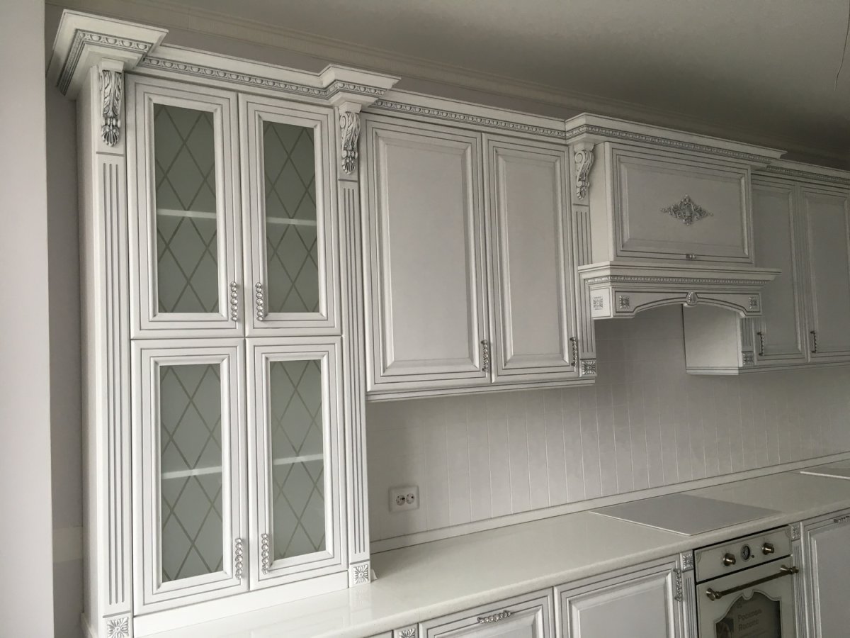 Кухня Прага белая патина серебро