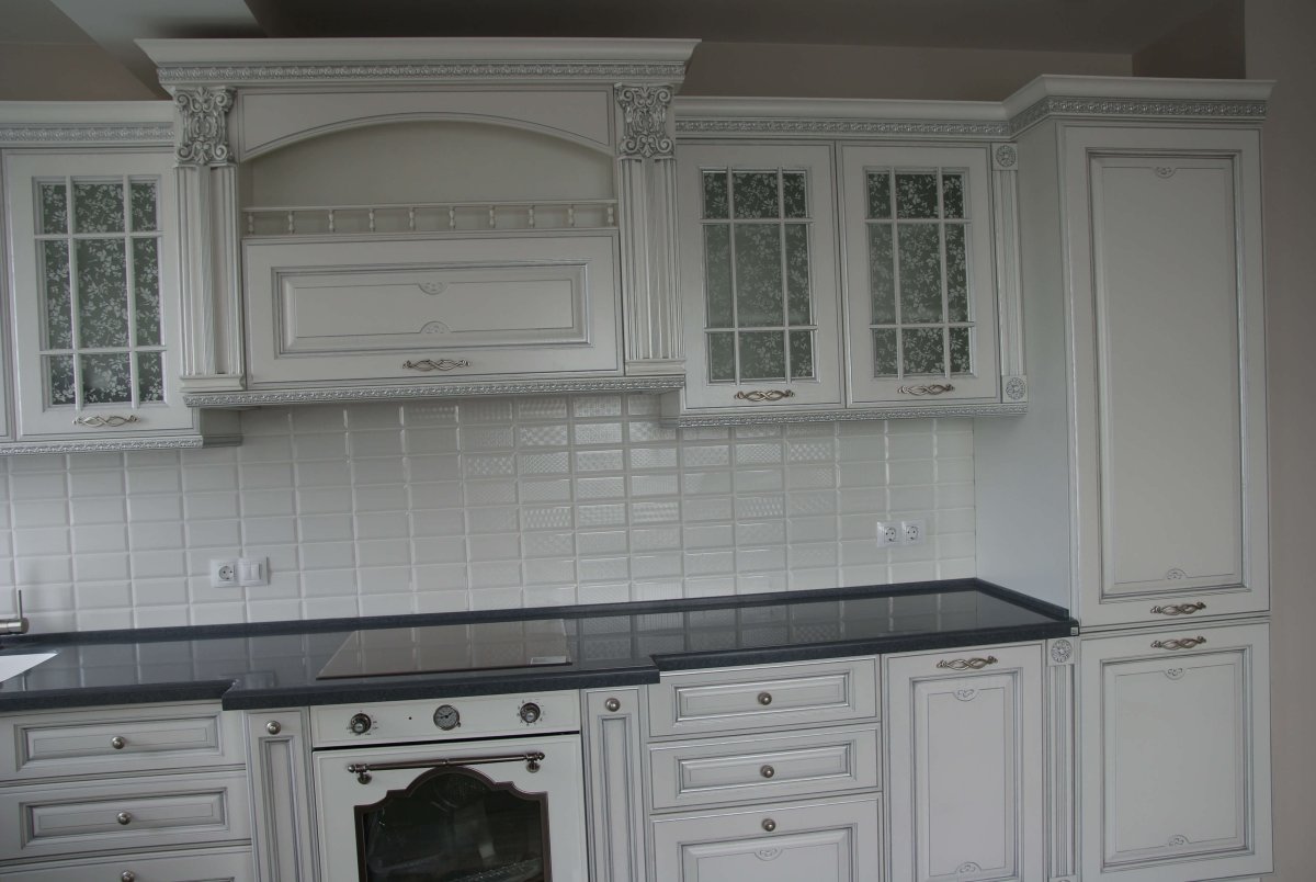 Кухни классика массив белый с серебряной патиной