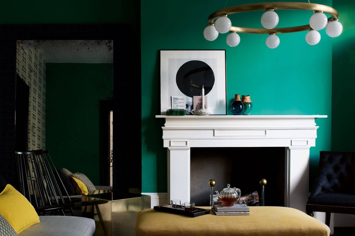 Зеленый диван в интерьере