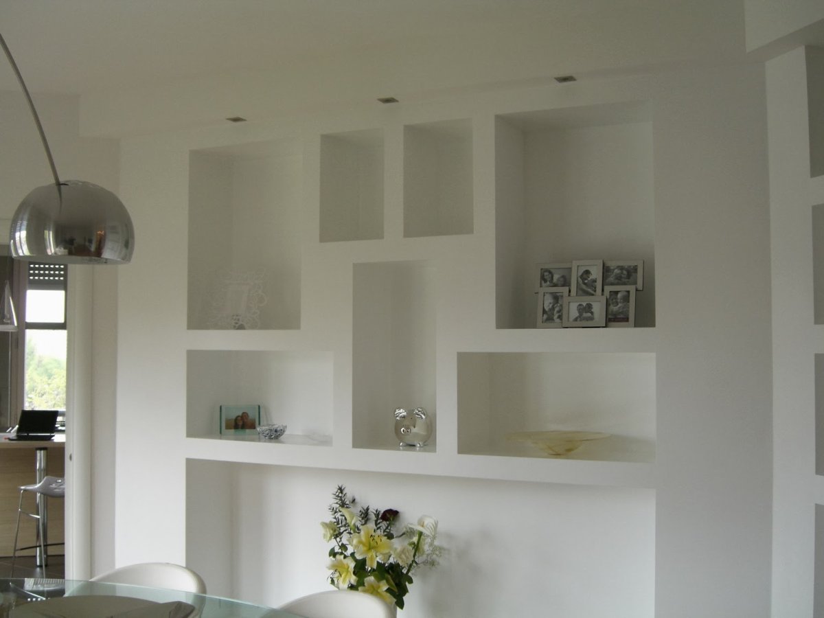 Полки из гипсокартона на стене