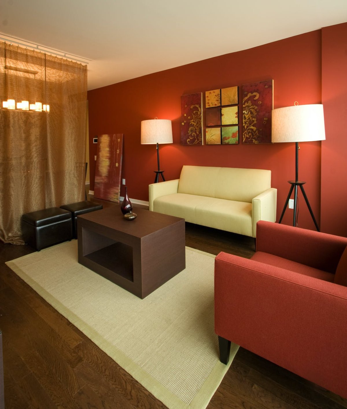 Оранжевые шторы в интерьере гостиной