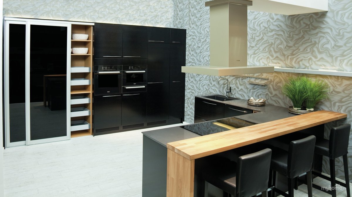 Кухня черная с деревом и барной стойкой