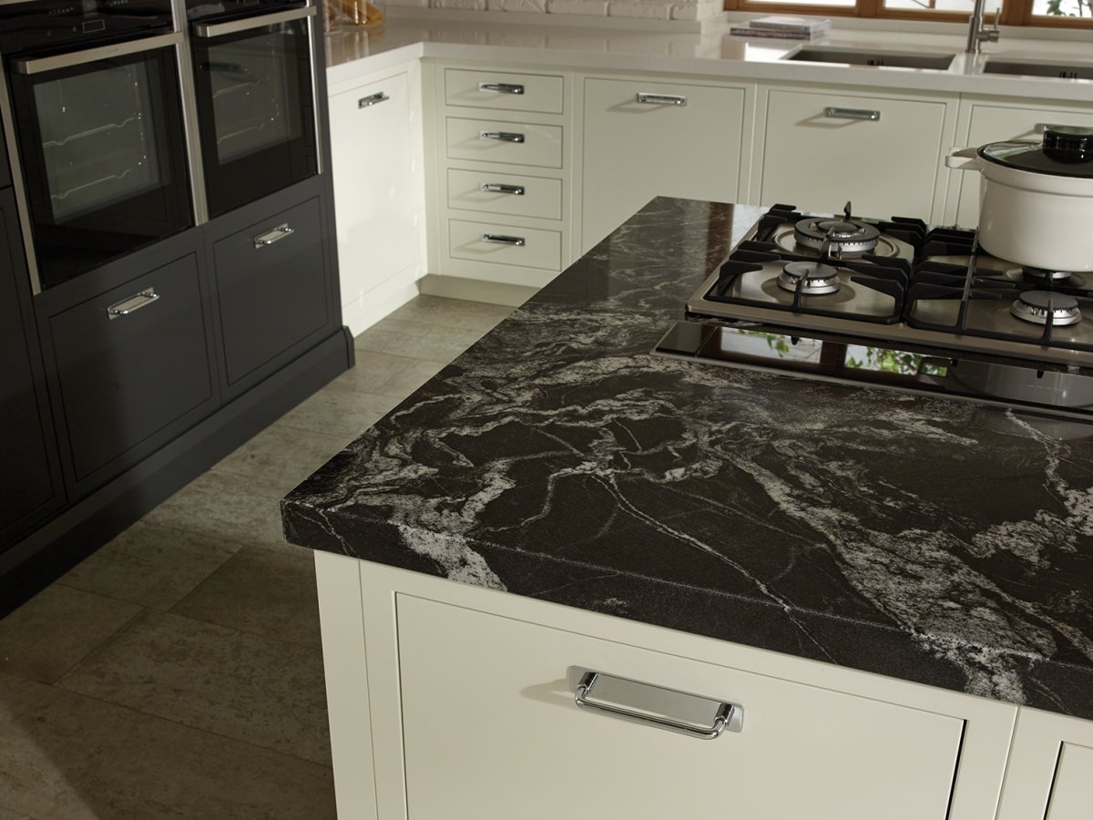 Кухни Неоклассика светлые столешница Калакатта