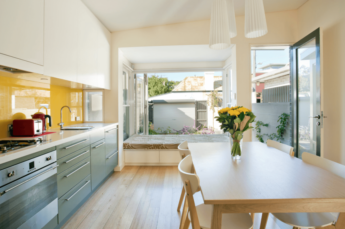 Кухня с окном на террасу