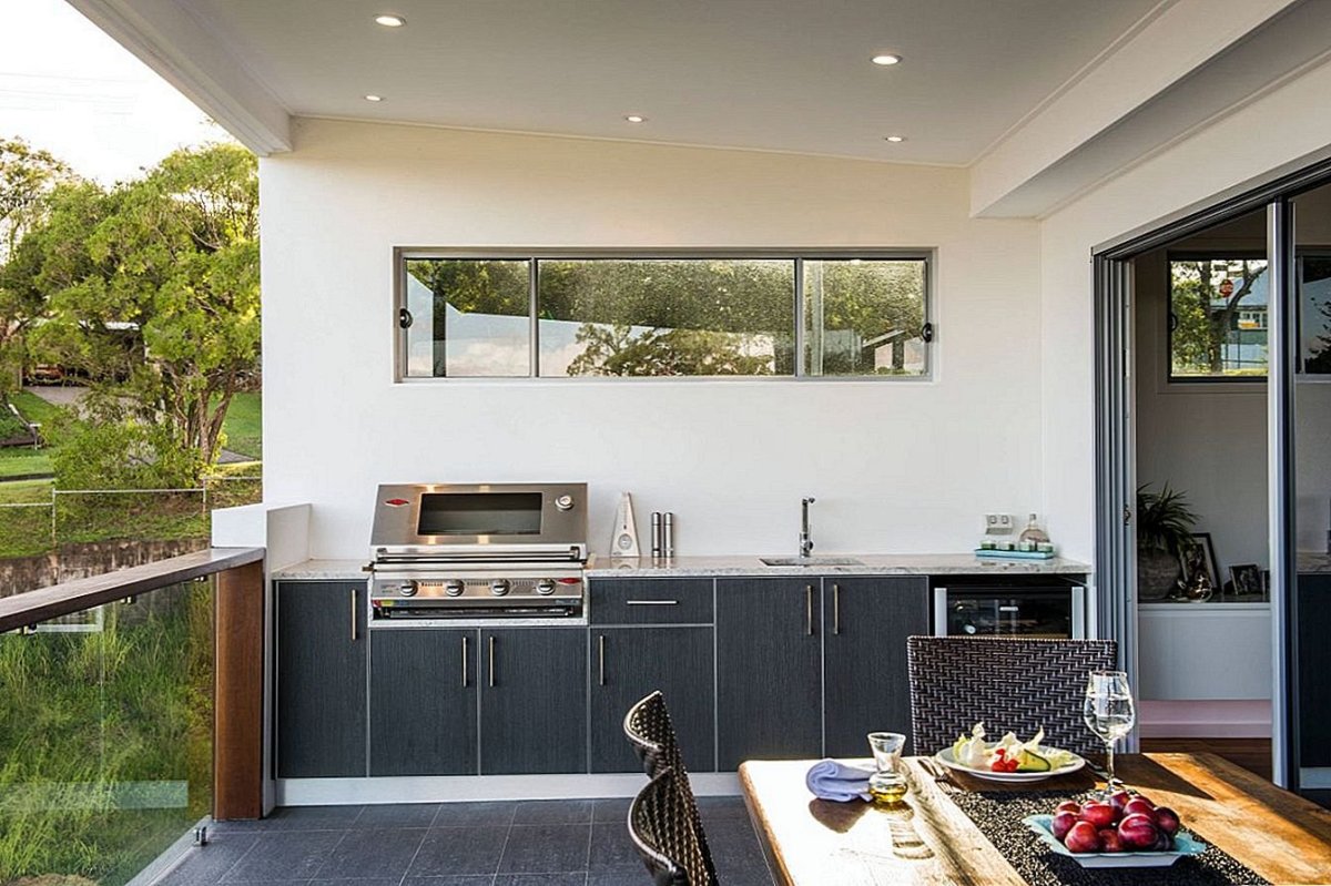 Кухня-гостиная в современном стиле с верандой