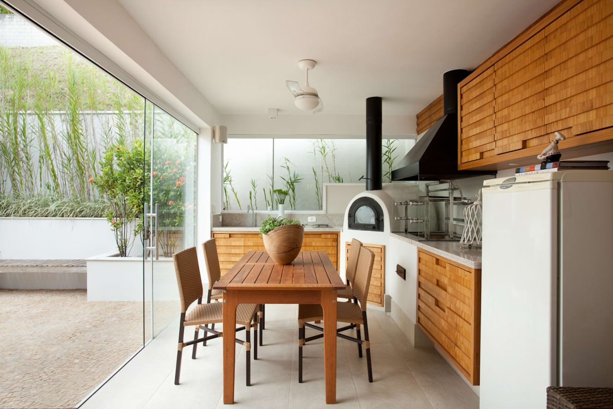 Кухня с панорамными окнами