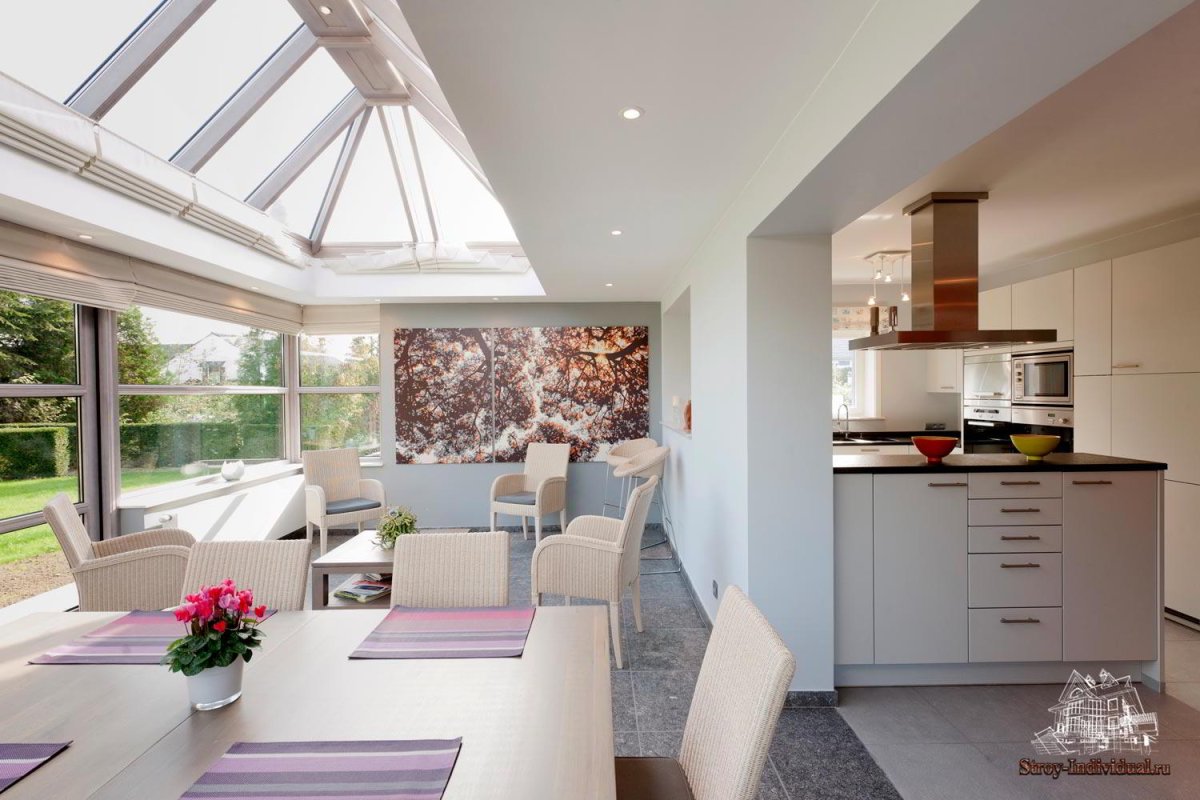 Кухня с большими окнами