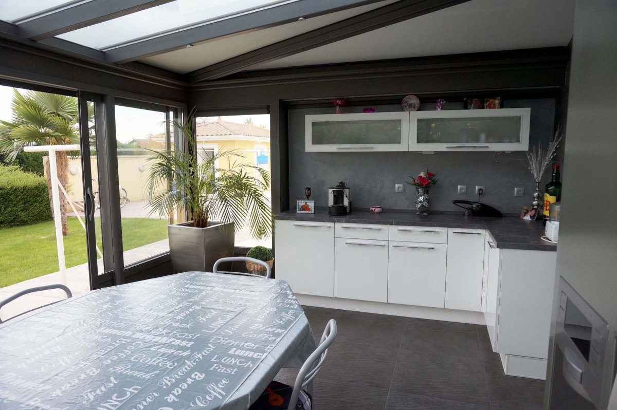 Кухня с витражными окнами