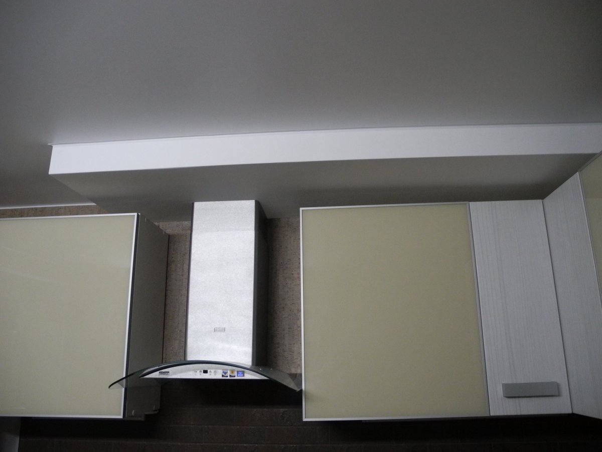 Точечные светильники над кухней