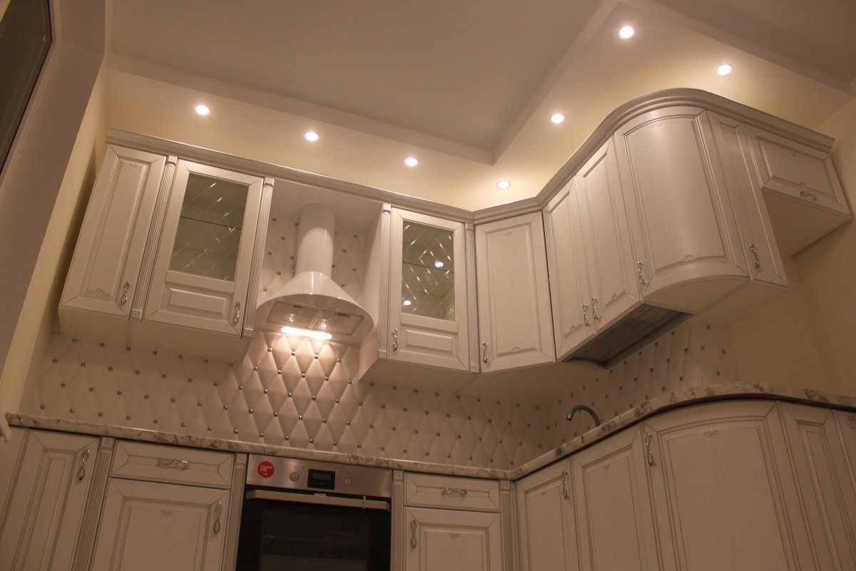 Кухня в нише до потолка