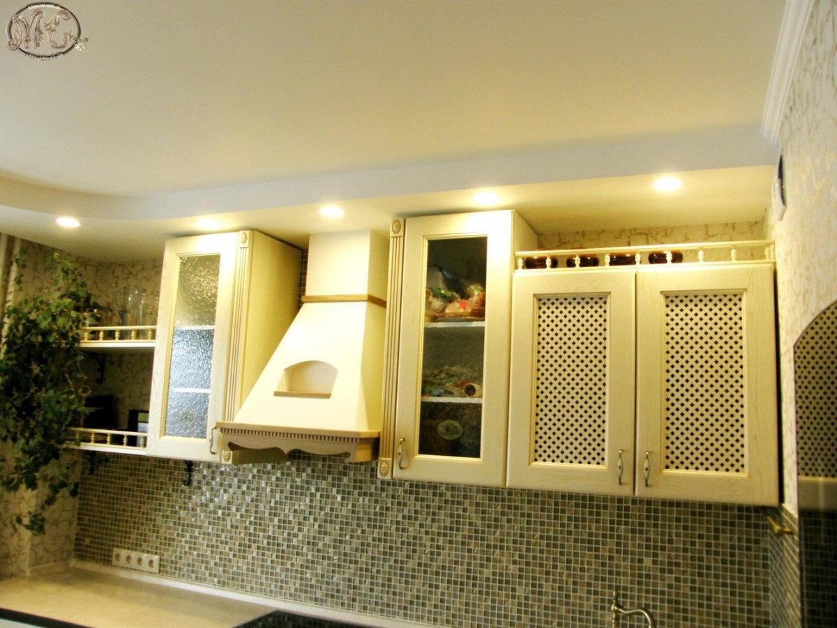 кухня с вентиляционным коробом на потолке