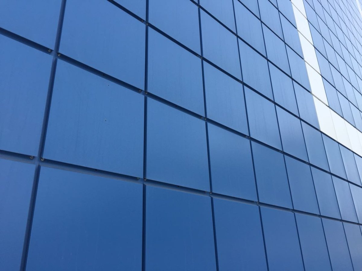 Кирпичные фасады многоэтажных зданий