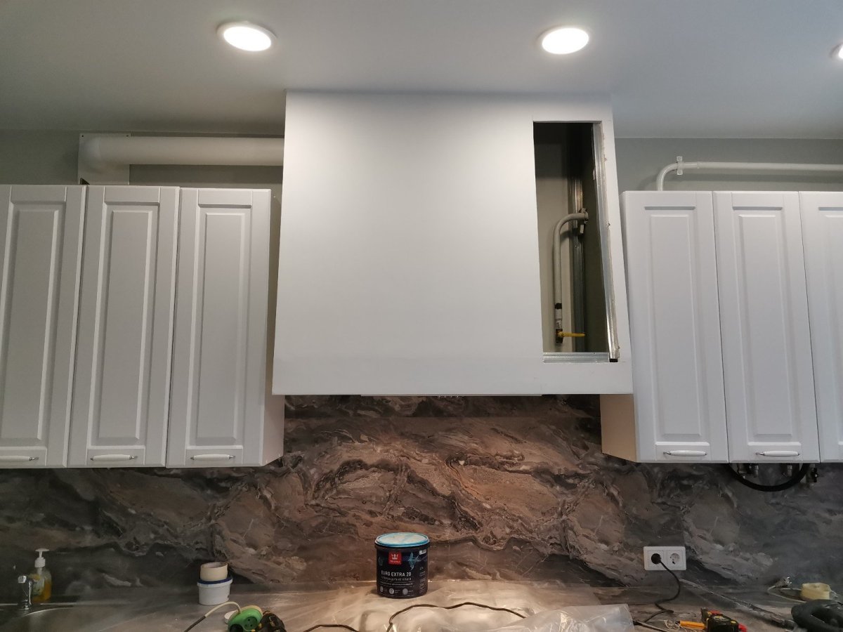 Кухня под потолок с карнизом