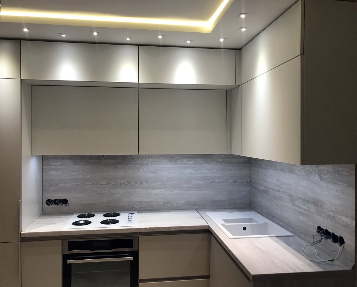 Кухня с козырьком с подсветкой