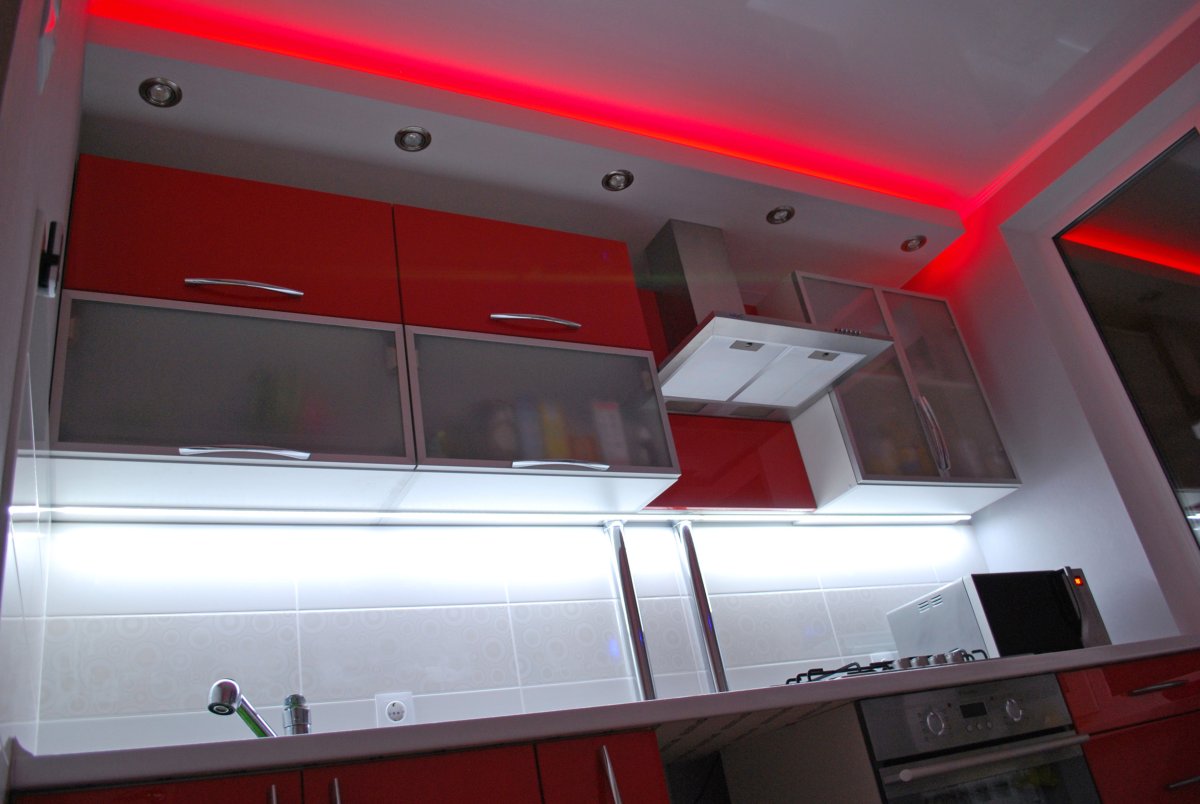 Спрятать вытяжку на кухне в шкаф