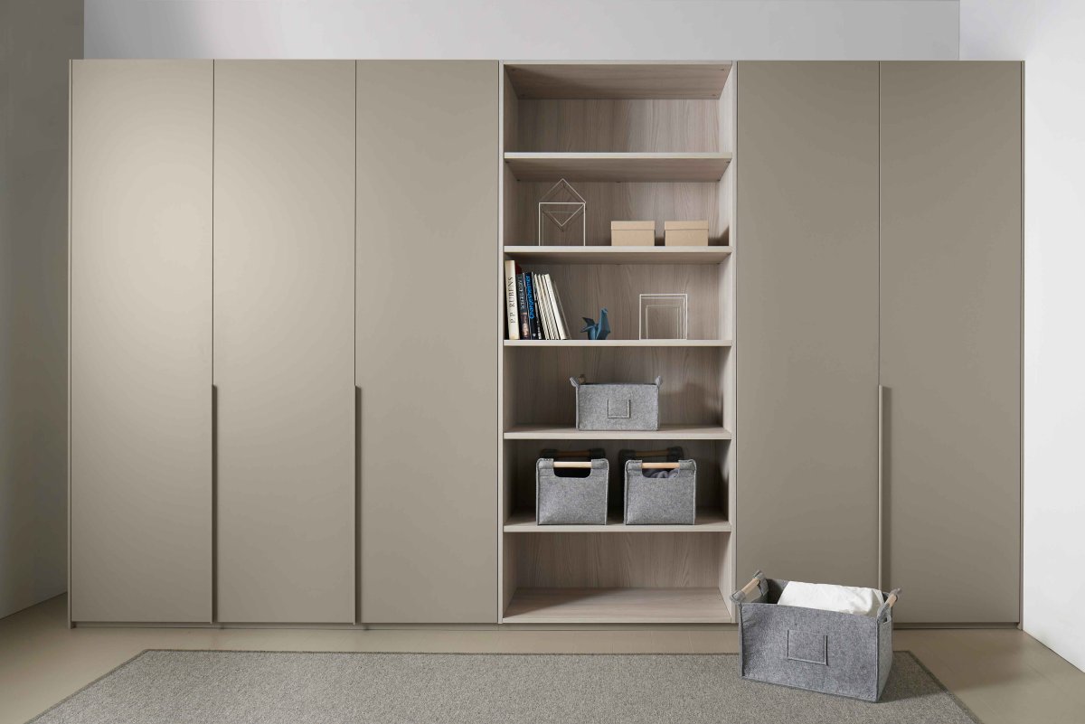 Встроенный шкаф с открытыми полками