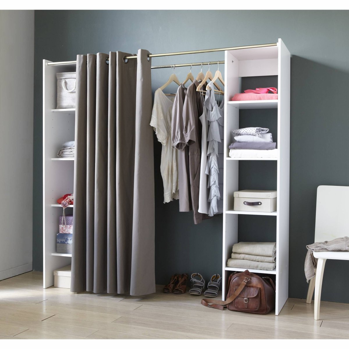 Открытый шкаф для гардеробной