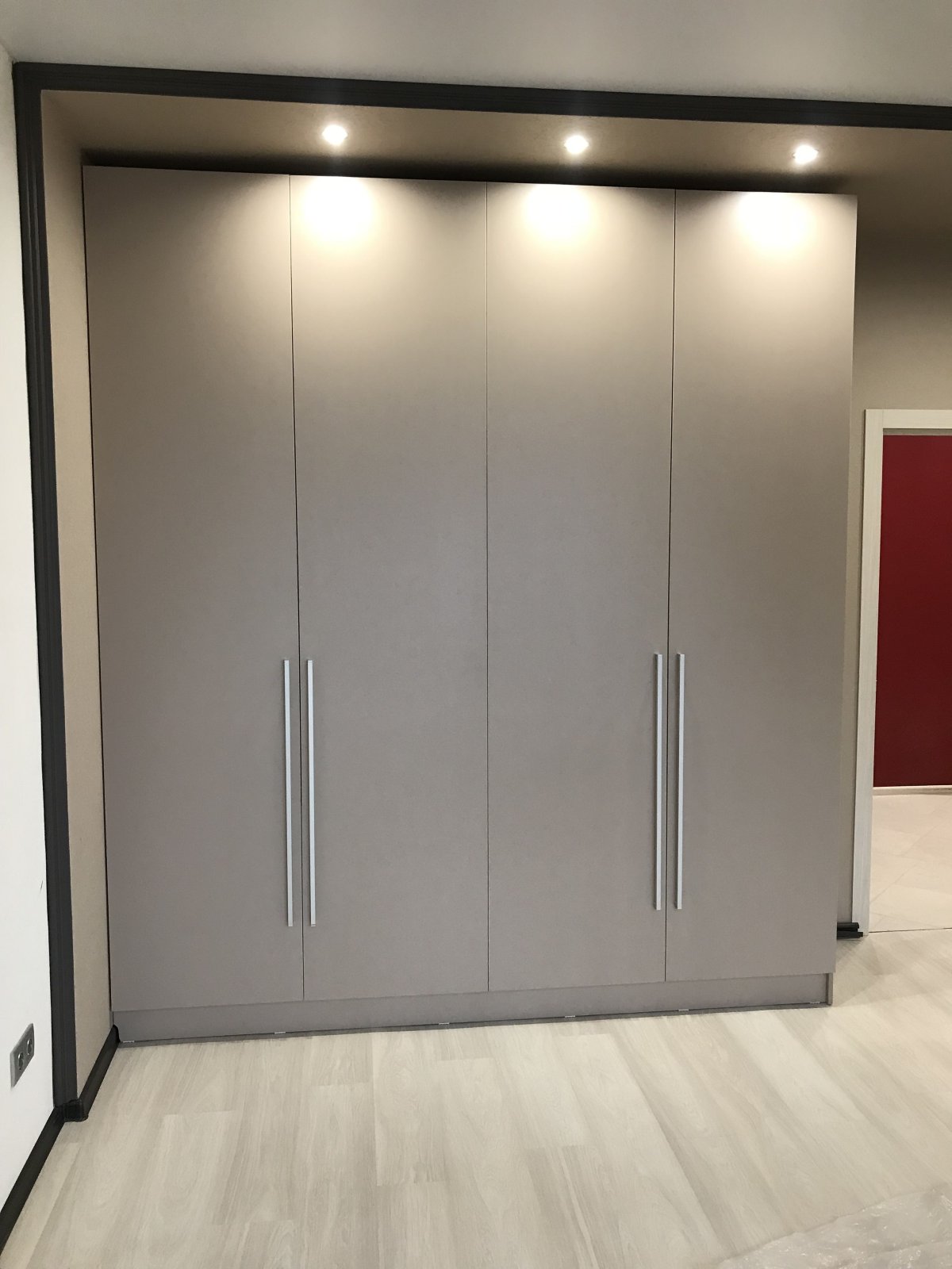 Встроенный шкаф с распашными дверцами