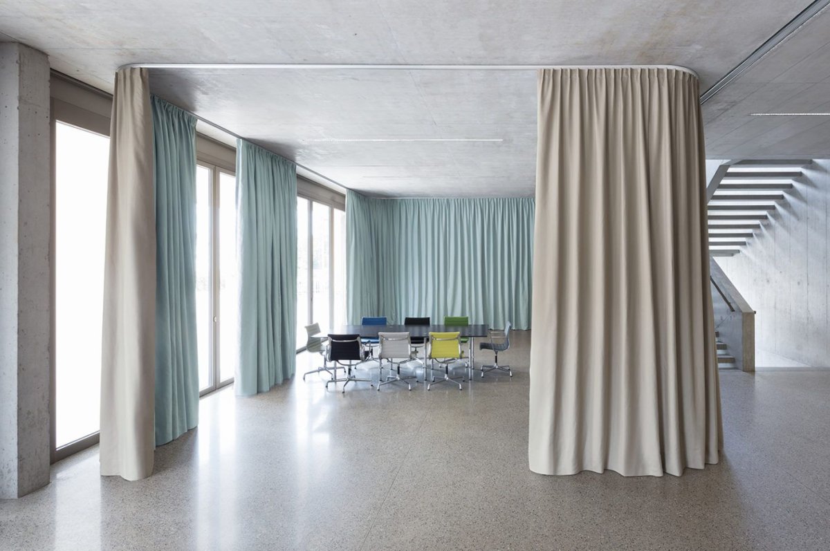 Штора посередине комнаты