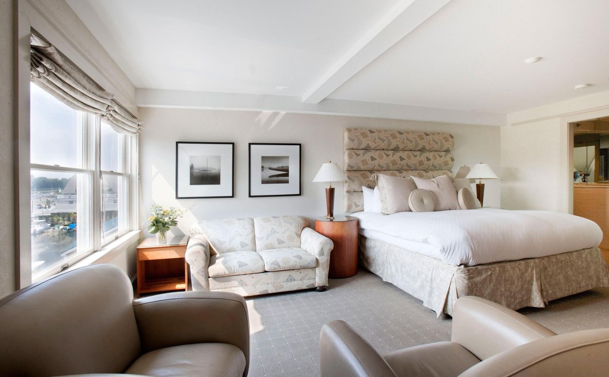 Комната с кроватью и диваном