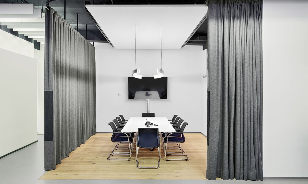 Зонирование пространство шторой офиса