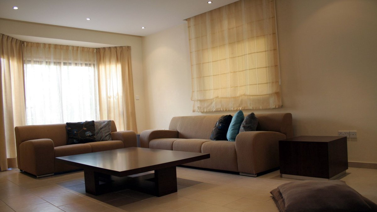 Спальня с креслами и столиком