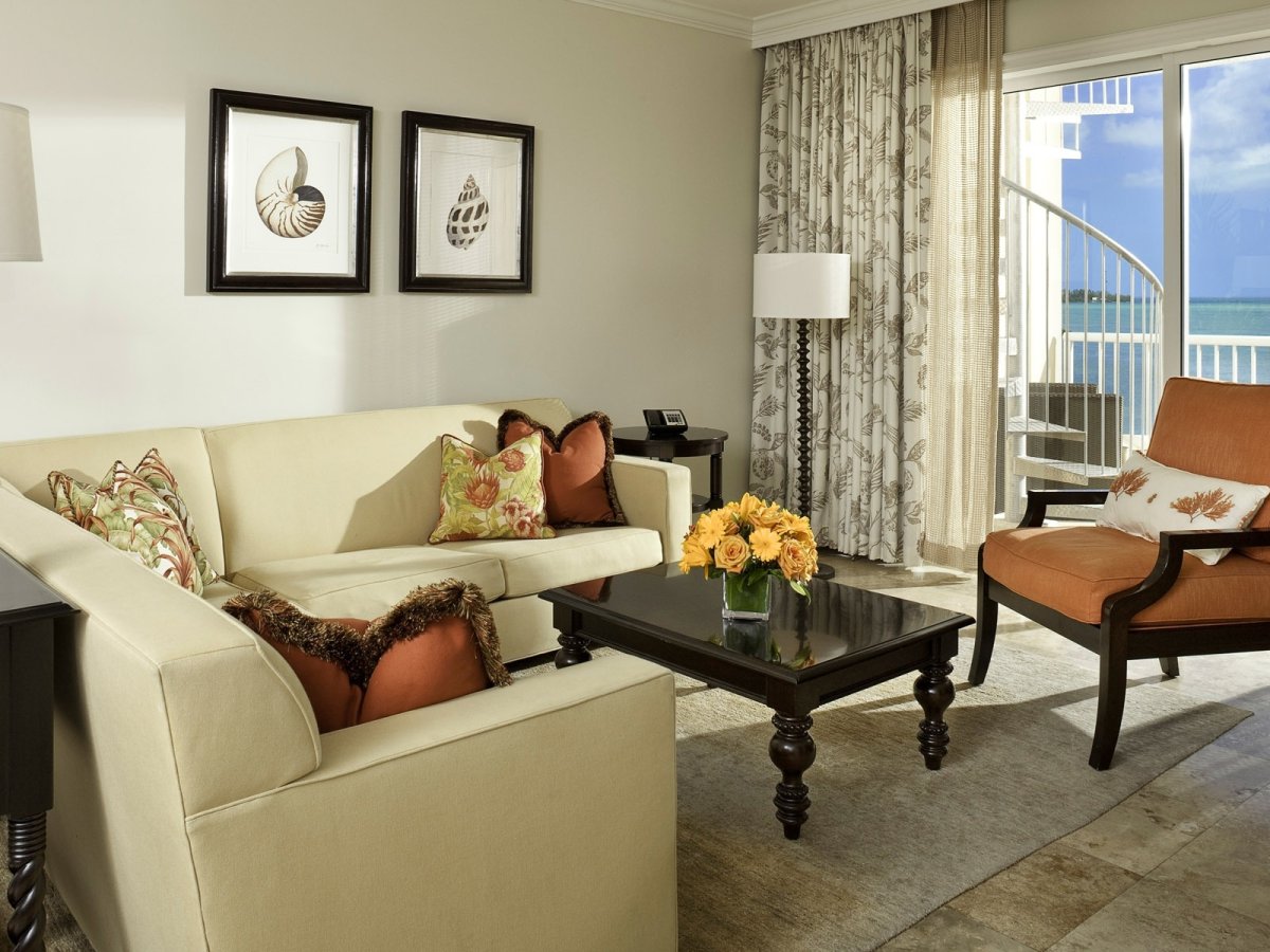 Комната для девушки с диваном