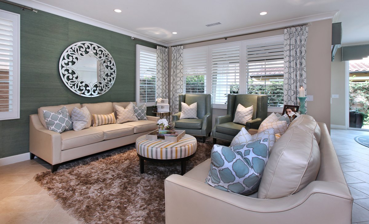 Гостиная с диваном и креслами