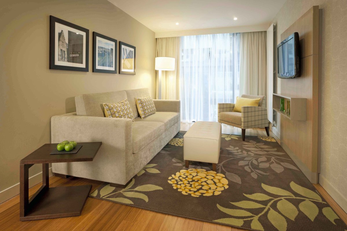 Разные диваны в интерьере гостиной