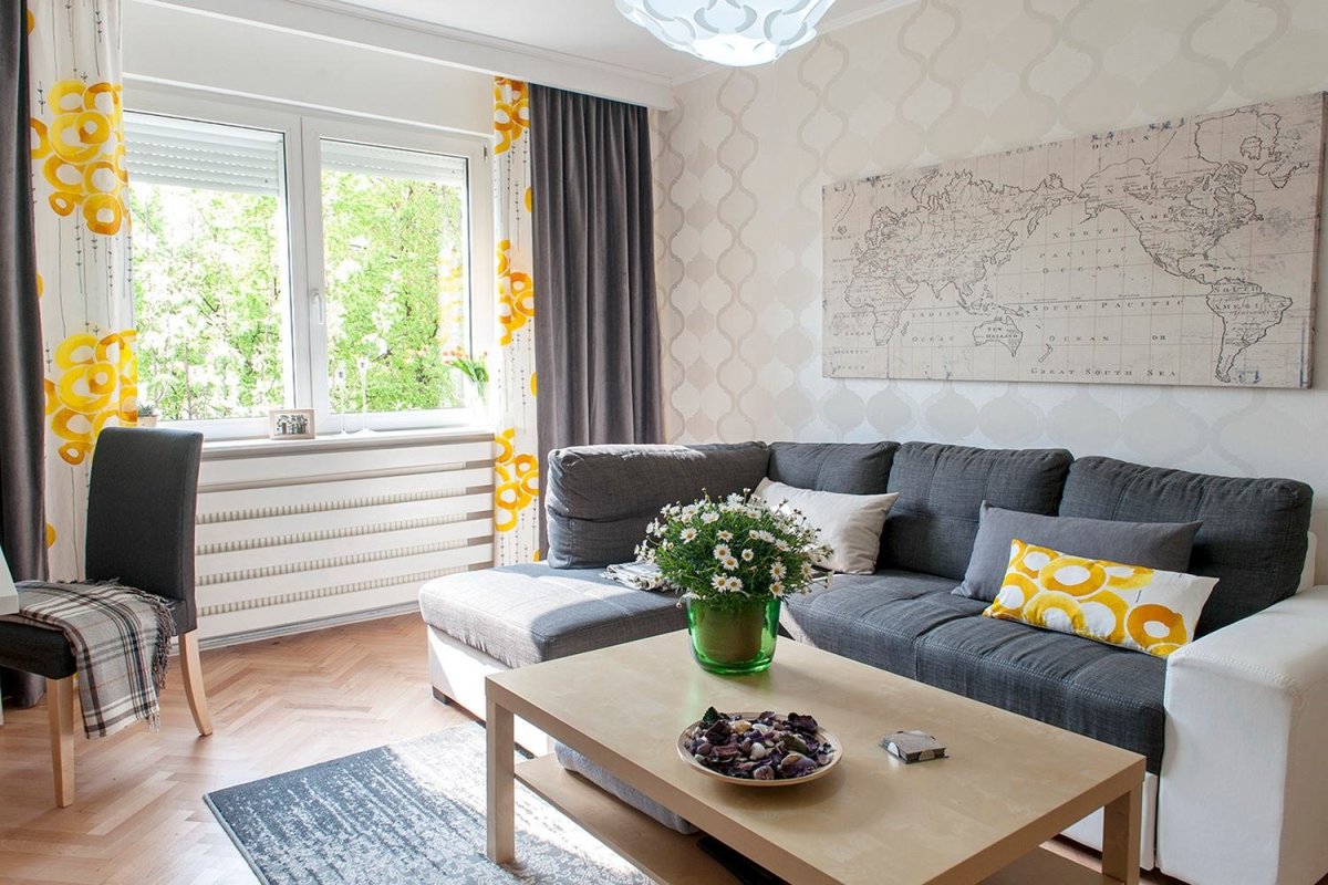 Обои над диваном в гостиной