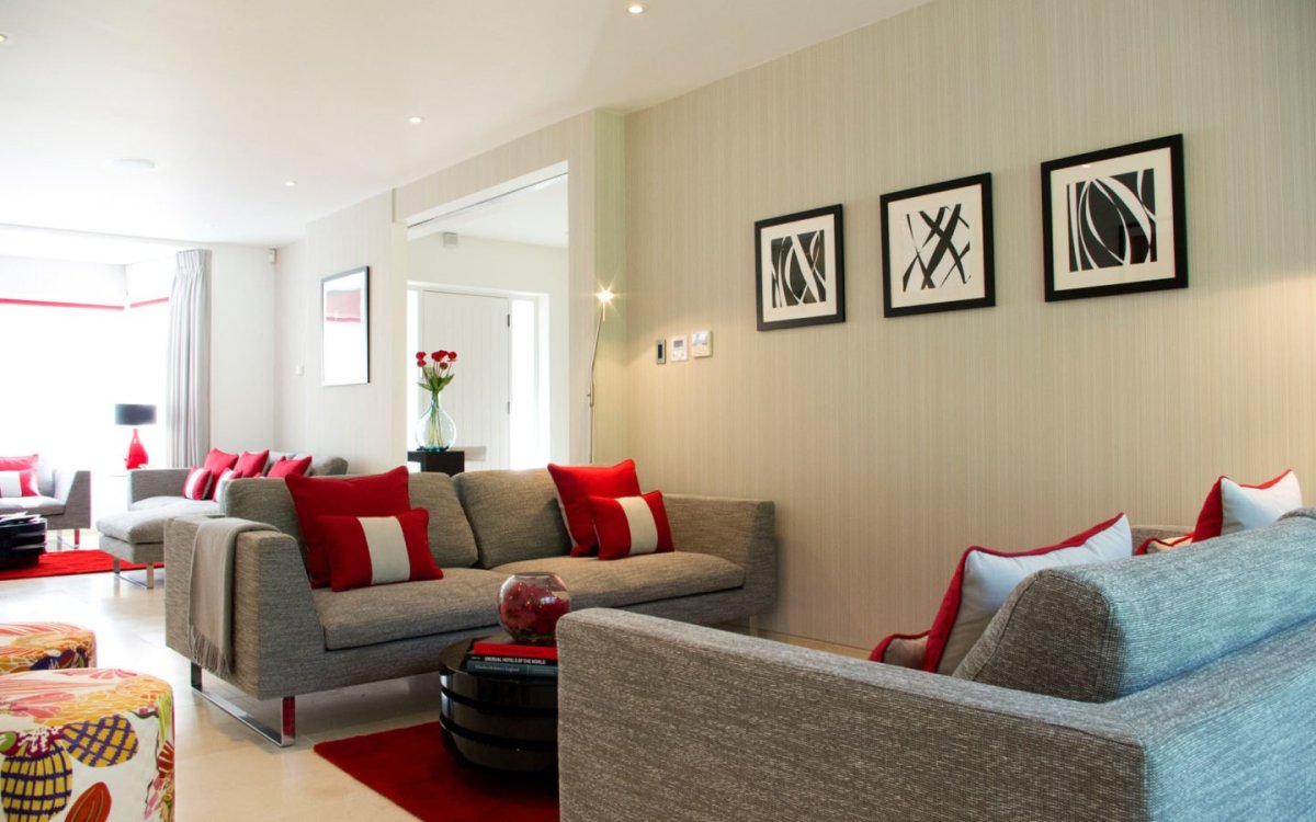 Гостиная с тремя диванами