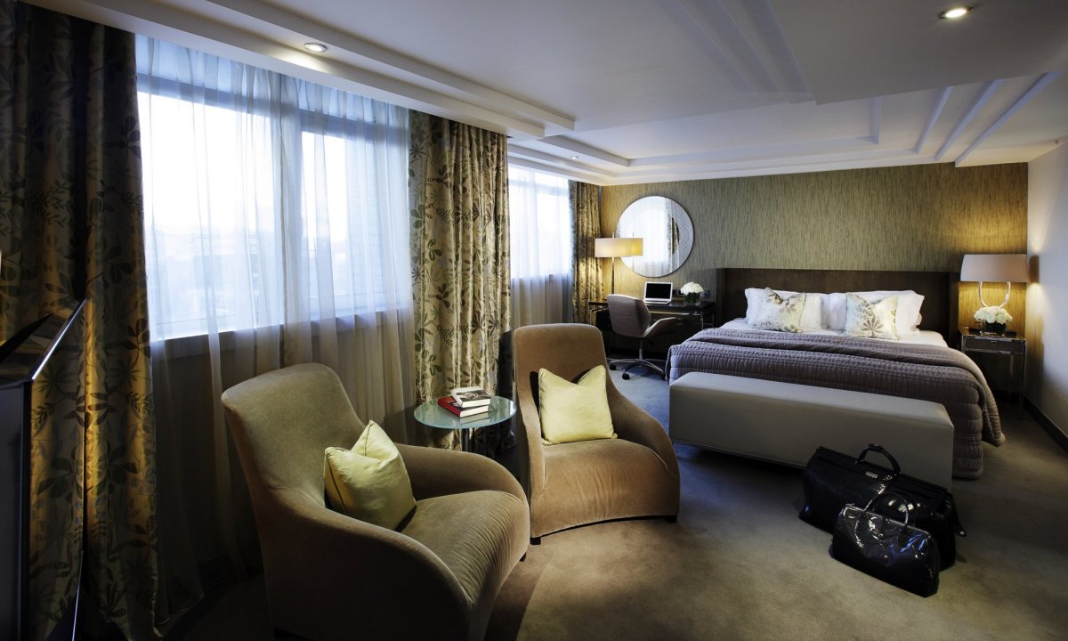 Комбинация обоев в гостиной