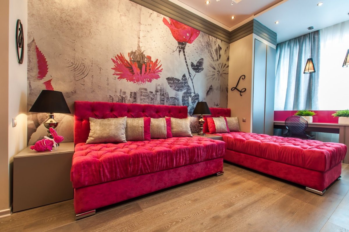 Розовый диван в гостиной