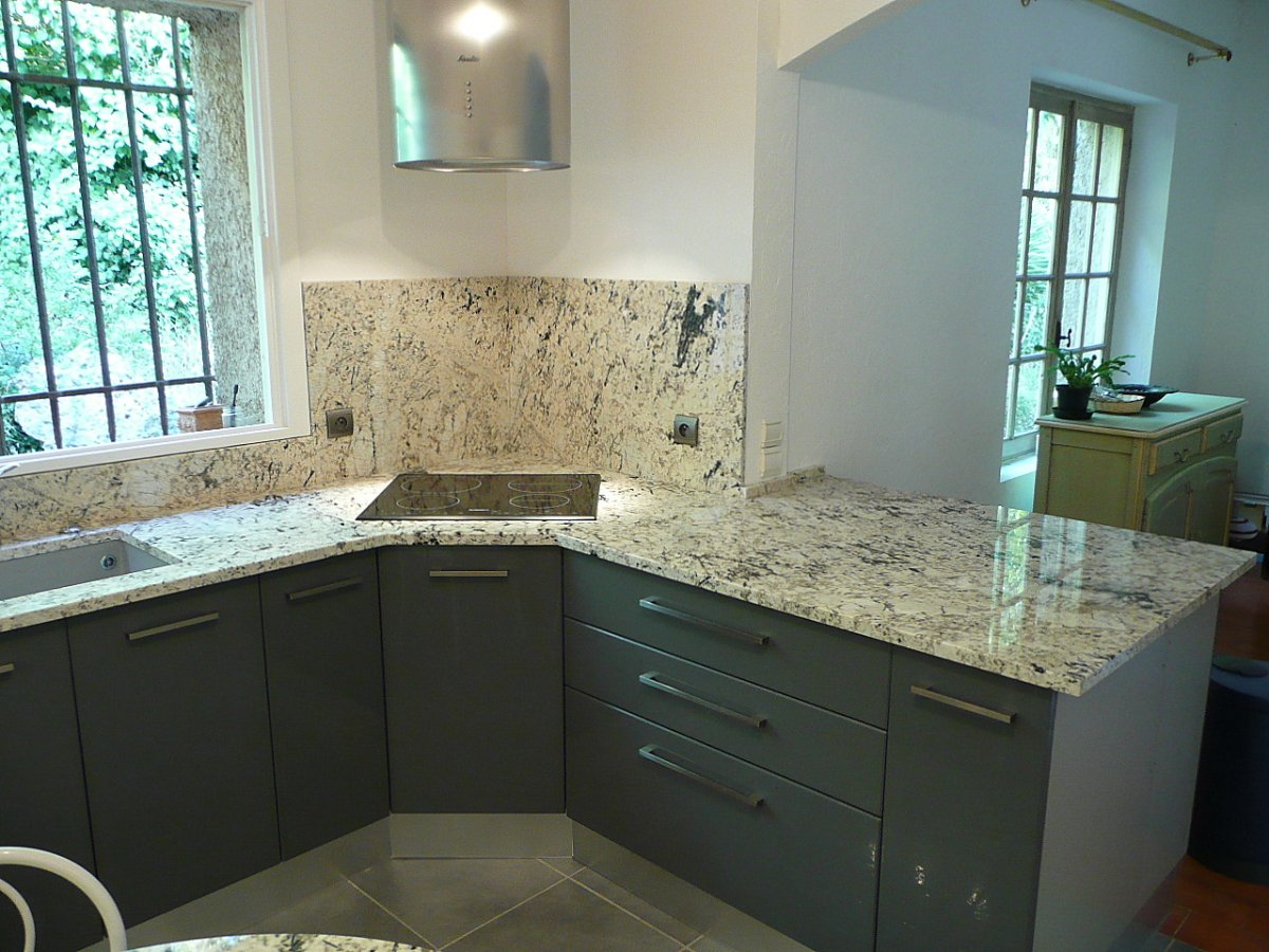 Кухня белый мрамор