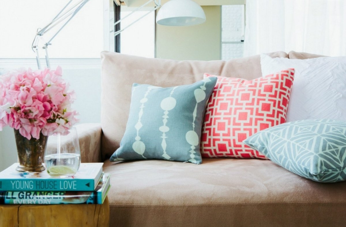 Подушки на диван в интерьере