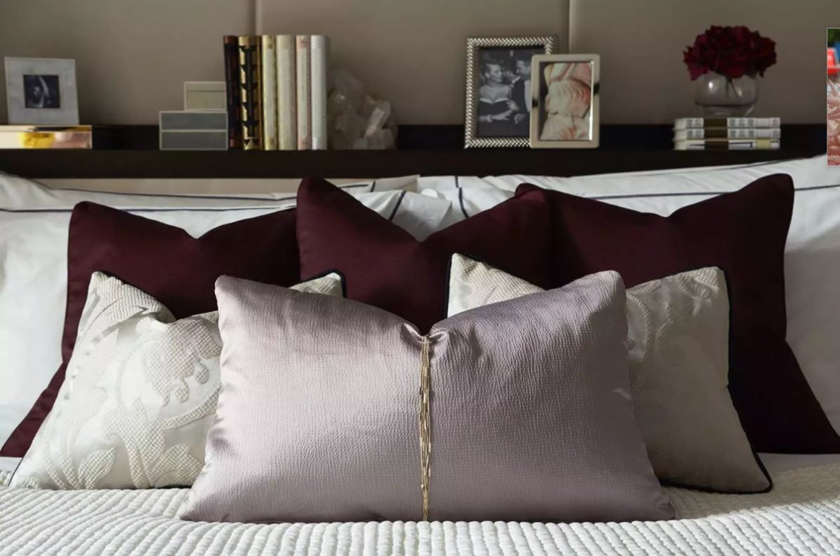 Декоративные подушки на диван цвета марсала