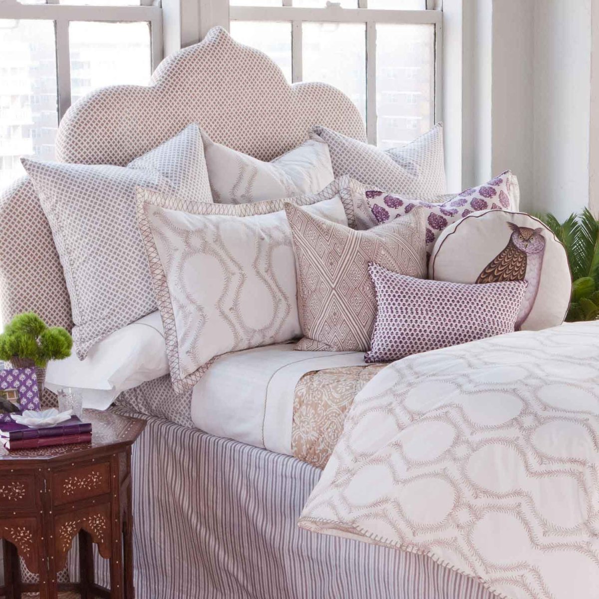 Декоративные подушки на кровать