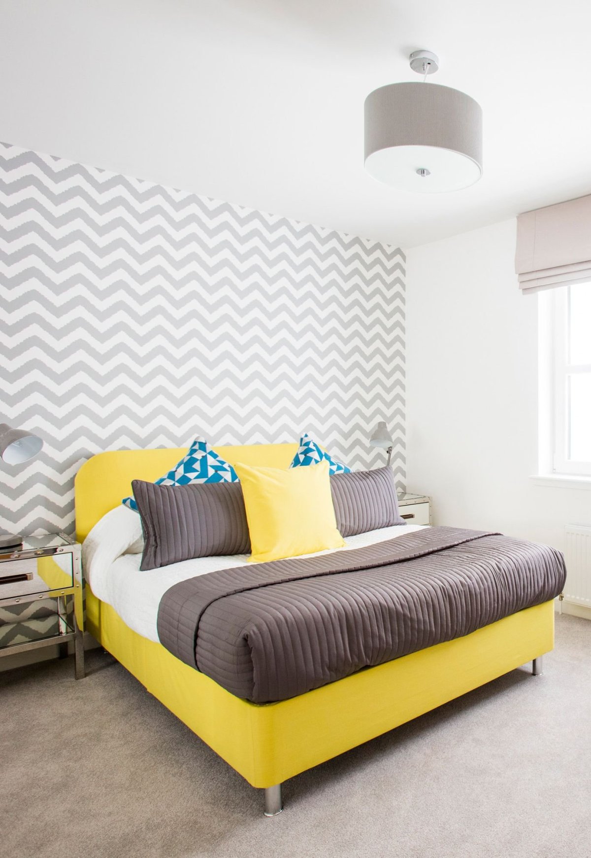 Комната в желто серых тонах