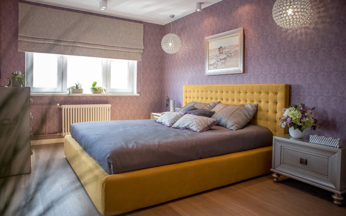 Горчичная кровать в интерьере